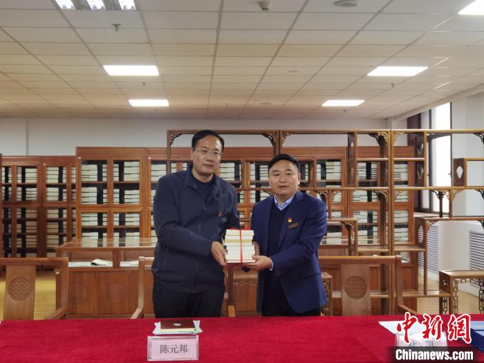 青海省图书馆获赠海外华文作家所著书籍