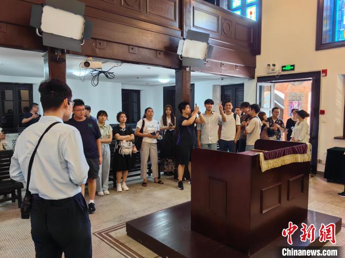 “00后”加拿大华裔新生代看中国：欣赏现代与传统融合