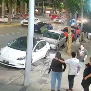 华人留学生街头遭长刀疯捅，手筋被砍断 肠胃刺穿 ! 来留学竟成残疾人