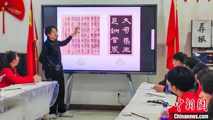 海外华裔青少年寻根山西：观古建、品陈醋、学非遗