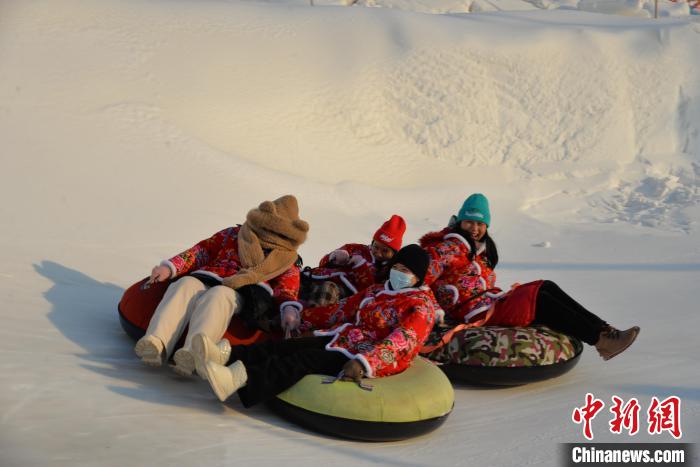 巴拿马华裔青少年“中国寻根之旅”走进辽宁体验冰雪乐趣