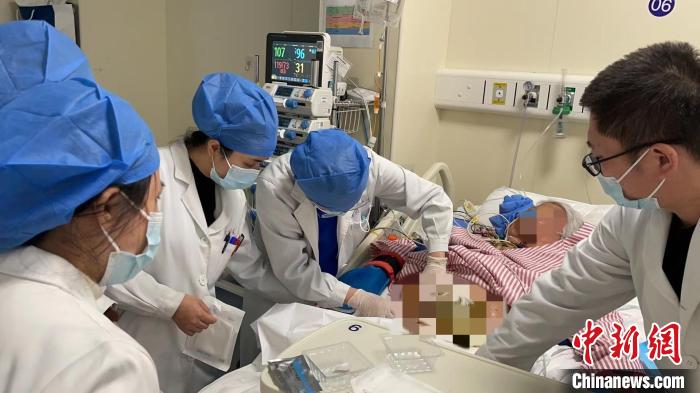 回中国探亲突发急重症 古稀印尼华人上海获救