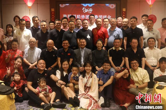 中国驻印尼大使陆慷夫妇出席侨团新春团拜会