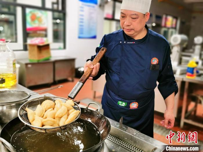 “整鸡笼”“煮糍仔”  广东侨乡台山年味渐浓