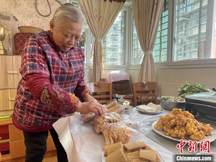 （新春见闻）桂林归侨家庭特色年夜饭庆团圆