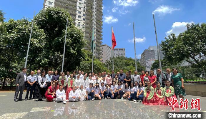 全球同庆中国年丨巴西： 中巴国旗飘扬迎接龙年新春