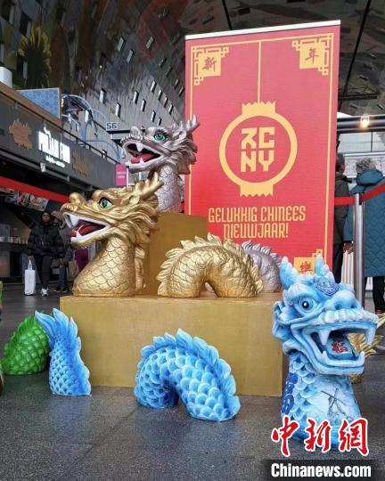 荷兰鹿特丹侨胞“母女档”添彩中国年