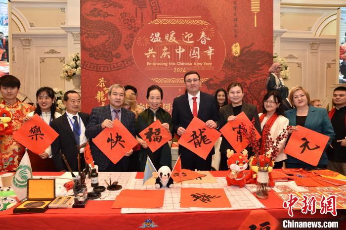 中国驻阿拉木图总领馆举办元宵灯会