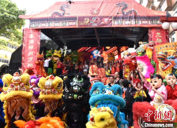 巴西圣保罗数万人同闹元宵