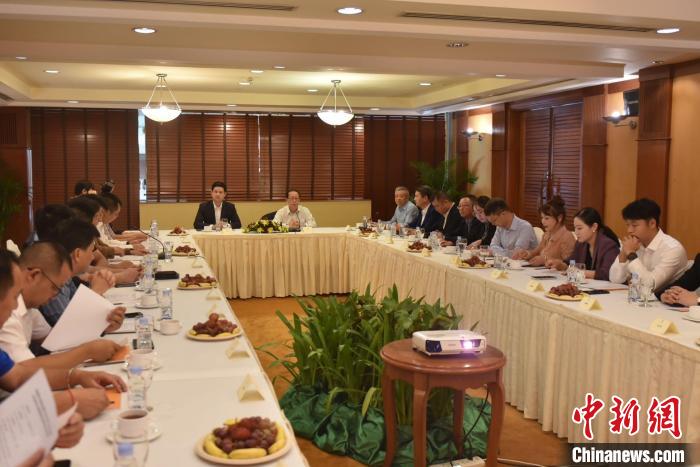 柬埔寨中国商会暹粒分会举行欢送刘志杰参赞离任座谈会