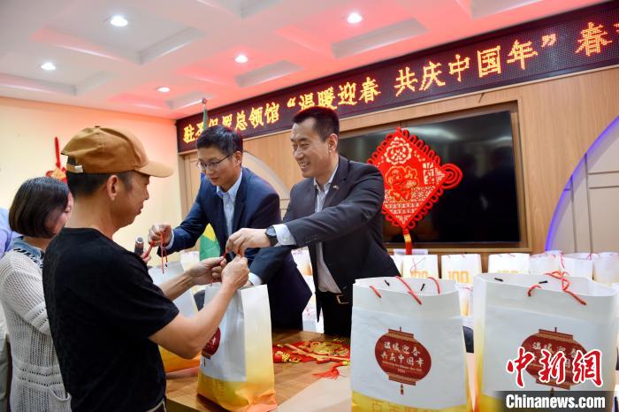 中国驻圣保罗总领馆向旅巴侨胞发放“春节包”