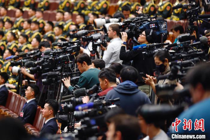 （两会观察）海外华媒亲历两会 让世界更好读懂中国