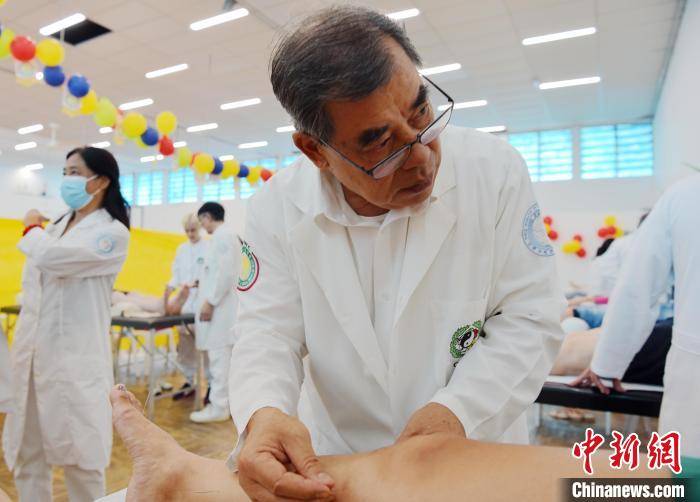 巴西中医义诊二十余载  展现医者仁心