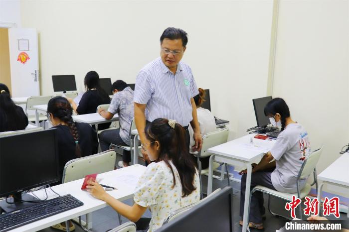 柬埔寨马德望大学和王家研究院孔院举办年度首场HSK考试