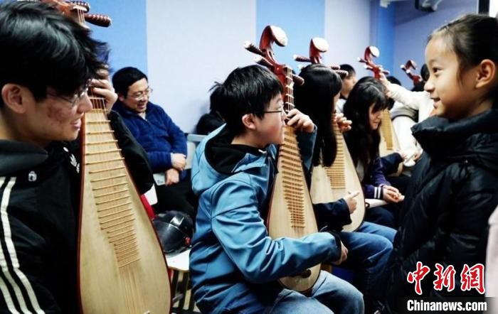 德国华裔少年欢聚上海 欣赏学习丝竹雅乐