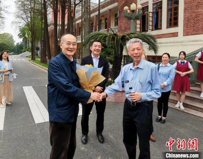 全国政协参政议政特聘专家赵阳赴广东开平百年侨校考察