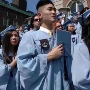 大批华人男女宁愿“混居”美国，也不愿回国，华人姑娘道出原因！