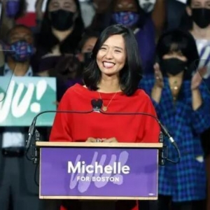 世界首位华人女总统，声称自己的根在中国，上台后将美军驱赶出国