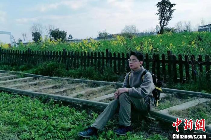 马来西亚“00后”华裔中国创业 一支画笔绘梦想