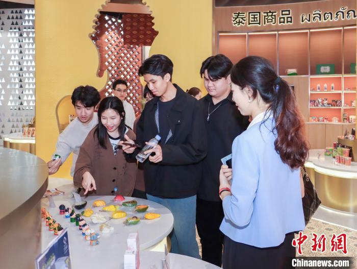 老挝青年品六堡茶制艾草锤 领略独特壮乡魅力