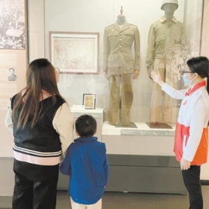 台山籍华裔老兵黄君裕军装展出 他曾参与诺曼底登陆战