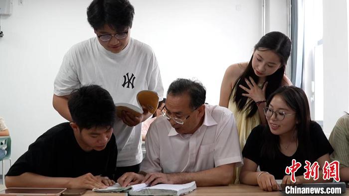 结缘阿语版《论语》 归侨学子二十一载育人逾千名