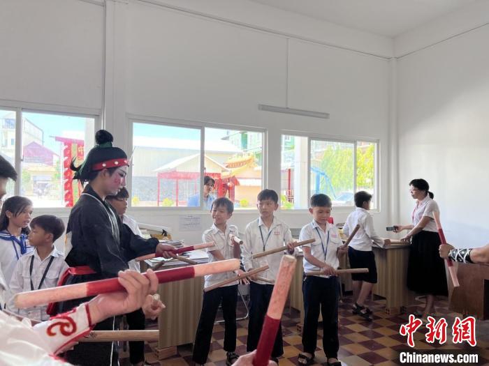 揭阳潮人之家英歌舞交流中心与柬埔寨潮汕商会签署教学合作协议