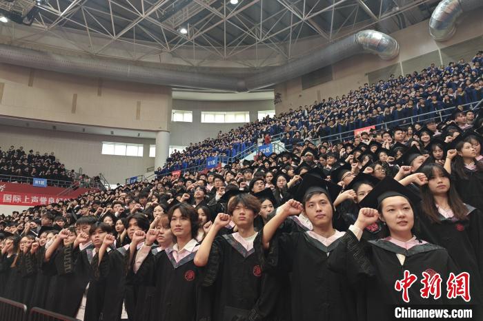 华侨大学7300余位境内外学子毕业