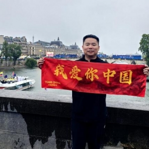 指挥法国小哥给“莎头组合”加油的中国大哥找到了！从第二节喊到比赛结束，嗓子都是哑 ...