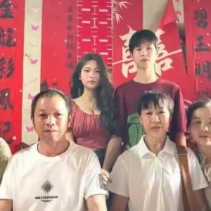 贵州大二女生订婚羡煞旁人，00后调侃：家里整箱的牛奶我还不敢拆