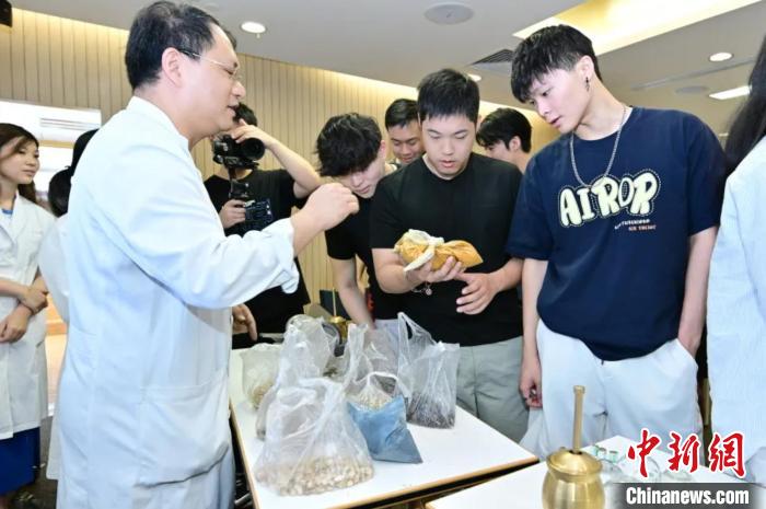 海外华裔大学生相聚上海长宁 感受蓬勃发展