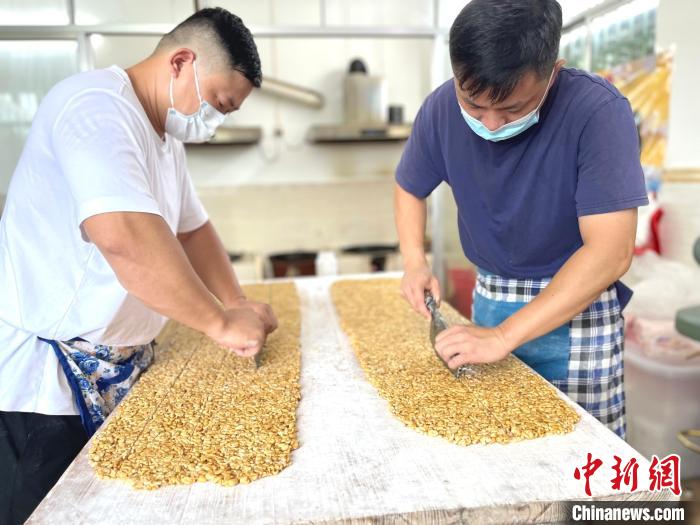 广东侨乡信宜百年古制法花生糖：游子梦乡里的甜蜜