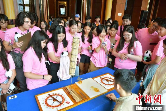 “寻根中华·行走天府”研学启动 华裔青少年四川“寻根溯源”