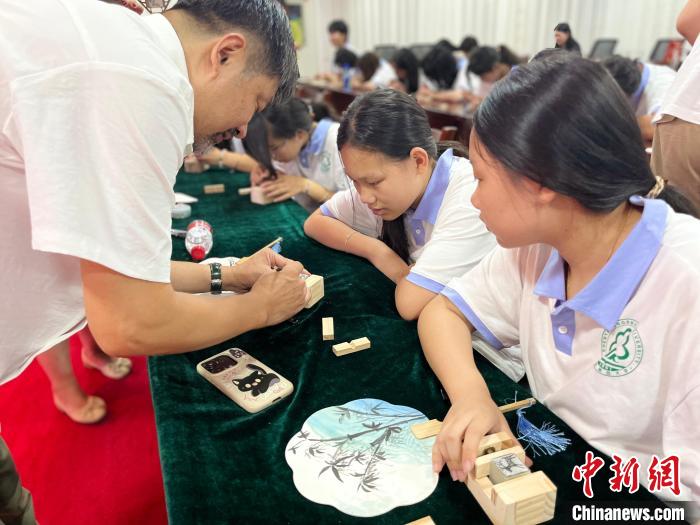 海外华裔青少年在辽宁：学篆刻 访古迹 寻历史