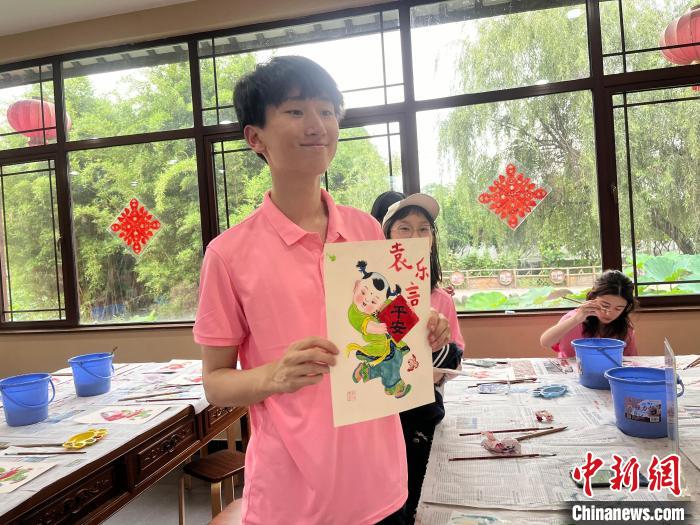 华裔青少年四川“寻根”：体验非遗，感受共鸣