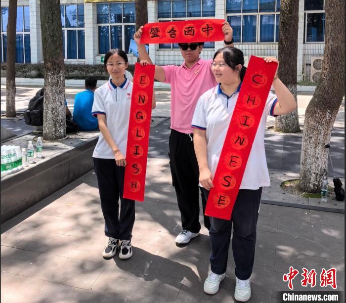 学书法、写春联 华裔青少年“中国春节文化之乡”四川阆中寻根探源