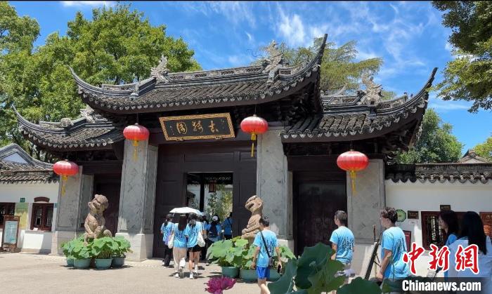 法国华裔青少年相聚上海 开启文化科技体验之旅