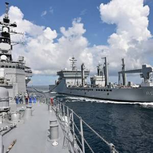 日本有明号潜艇和印度沙克蒂号潜艇在孟加拉湾进行联合海军演习。